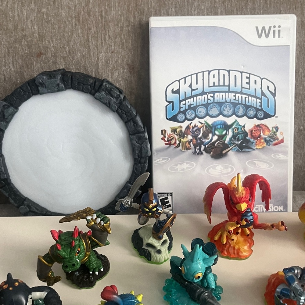 Skylanders Spyro's Adventure Wii Game & Figures Set - Picture 6 of 6